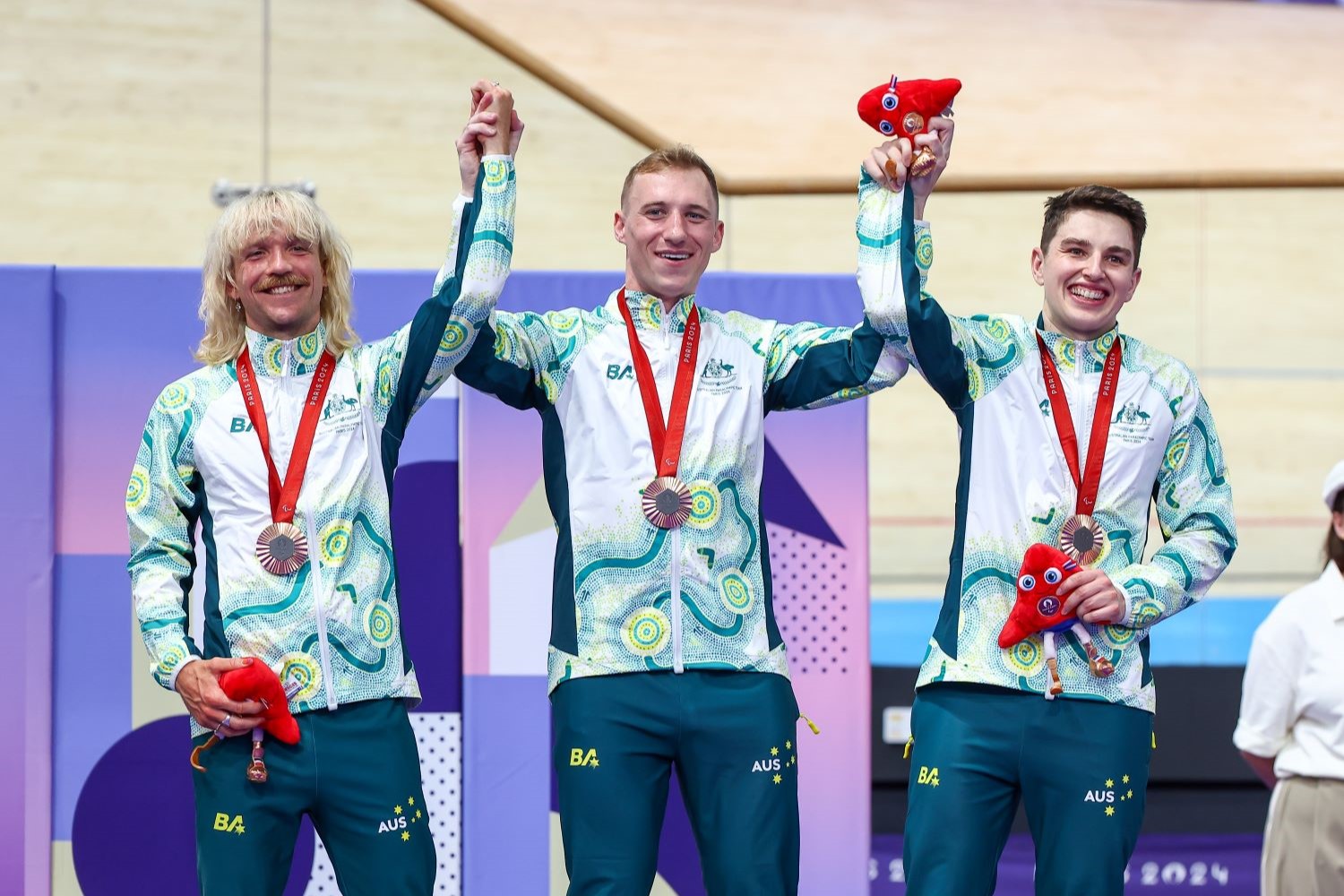 Bronzed Aussies Silence Crowd At The Velodrome  image