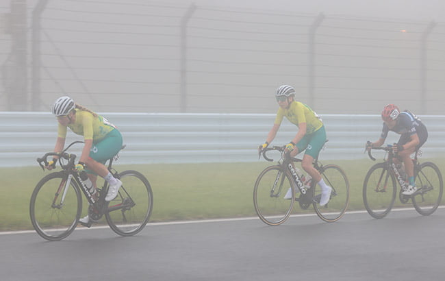 Atrocious Weather Dampens Aussie Ambitions image