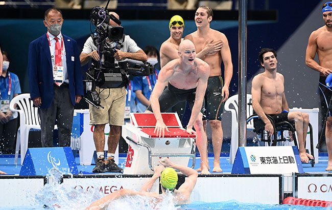 Men’s Relay Team Smash World Record to Capture Gold image