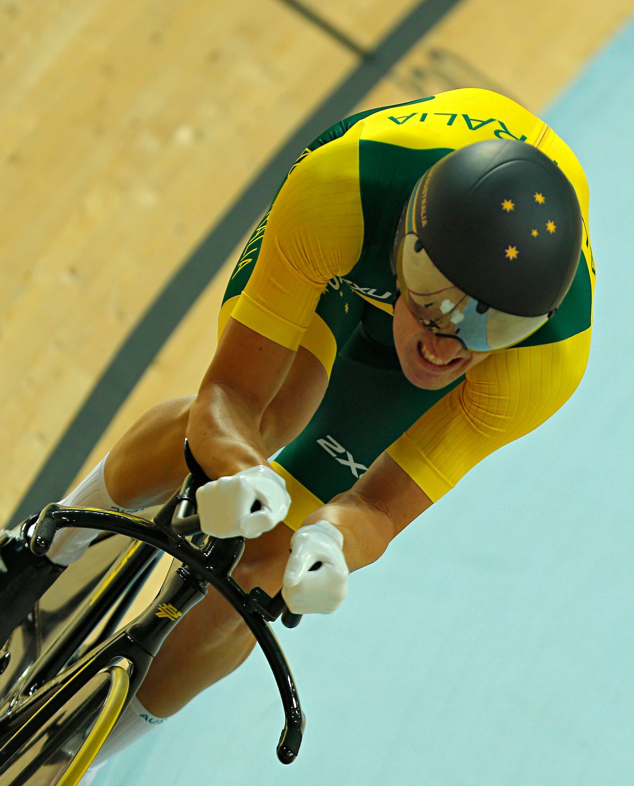 Nicholas defends world title; debutant Petricola wins bronze image